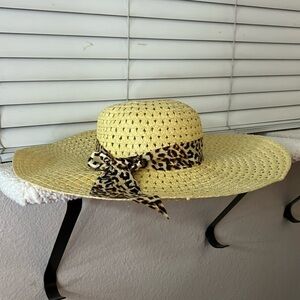 Sun hat with cheetah 🐆 scarf